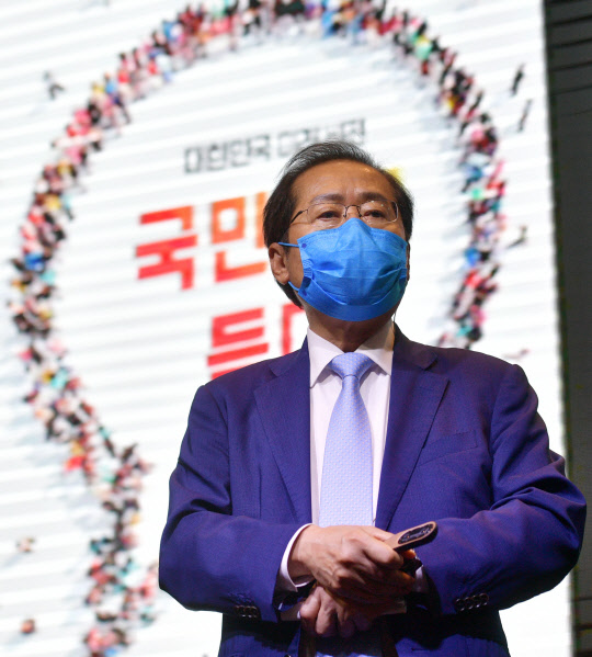 홍준표 국민의힘 의원이 29일 서울 여의도 글래드호텔에서 '인뎁스 조사 결과 국민보고 및 미래비전 추진 계획 발표'를 하고 있다. 연합뉴스.